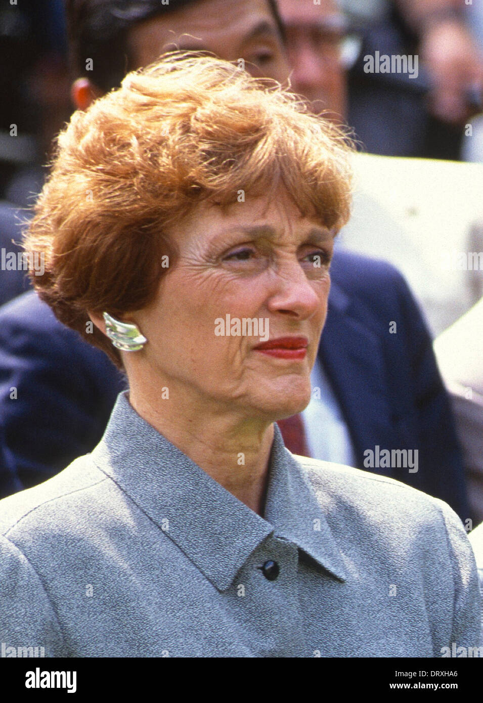 Joan Mondale regarde le président Clinton des États-Unis nom ancien Vice président américain Walter Mondale comme l'Ambassadeur des États-Unis au Japon dans la roseraie de la Maison Blanche à Washington, D.C., USDA, 11 juin 1993. Mme Mondale est décédé le 03 février 2014. Photo : Howard L. Sachs / CNP Banque D'Images