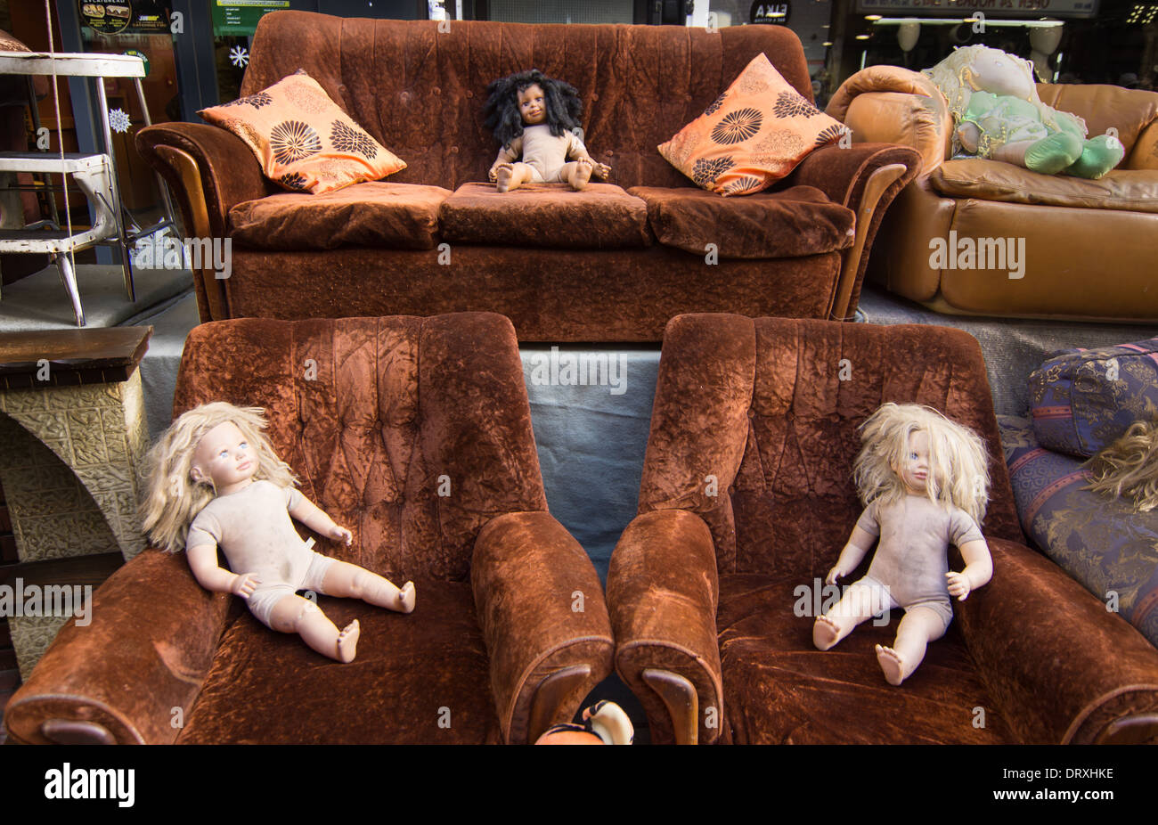 Brick Lane à vendre des poupées poupées étranges sur des sofas Banque D'Images