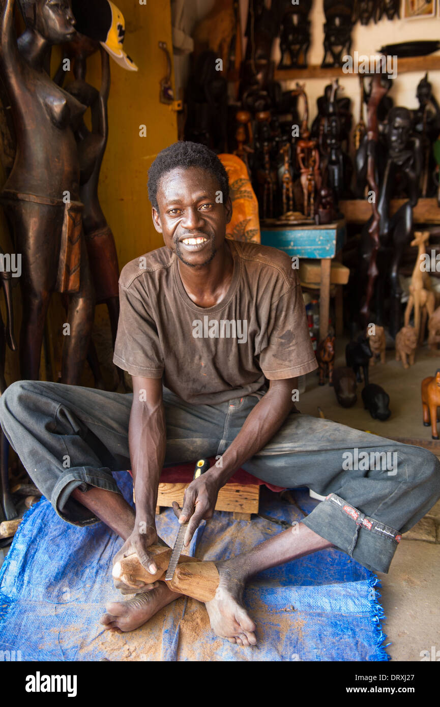 Sculpteur sur bois au travail, Royal Albert Marché, Banjul, Gambie Banque D'Images