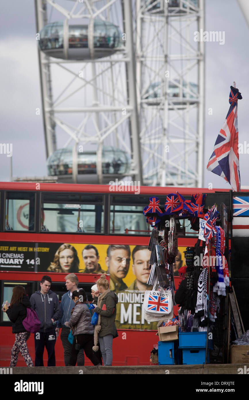 Stand touristique la vente de drapeaux et de souvenirs sous l'Oeil de Londres sur la rive sud. Banque D'Images