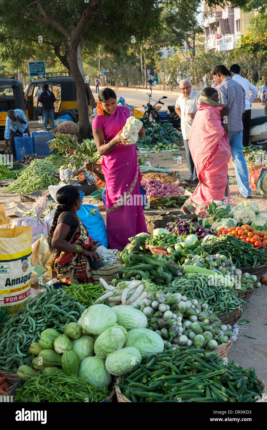 Rue de légumes du marché indien à Puttaparthi, Andhra Pradesh, Inde Banque D'Images