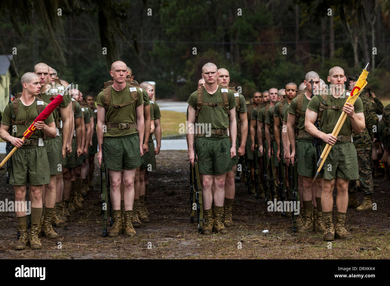 Les recrues de l'US Marine se divisent en formation dans une tempête de pluie au cours de boot camp, le 13 janvier 2014 à Parris Island, SC. Banque D'Images