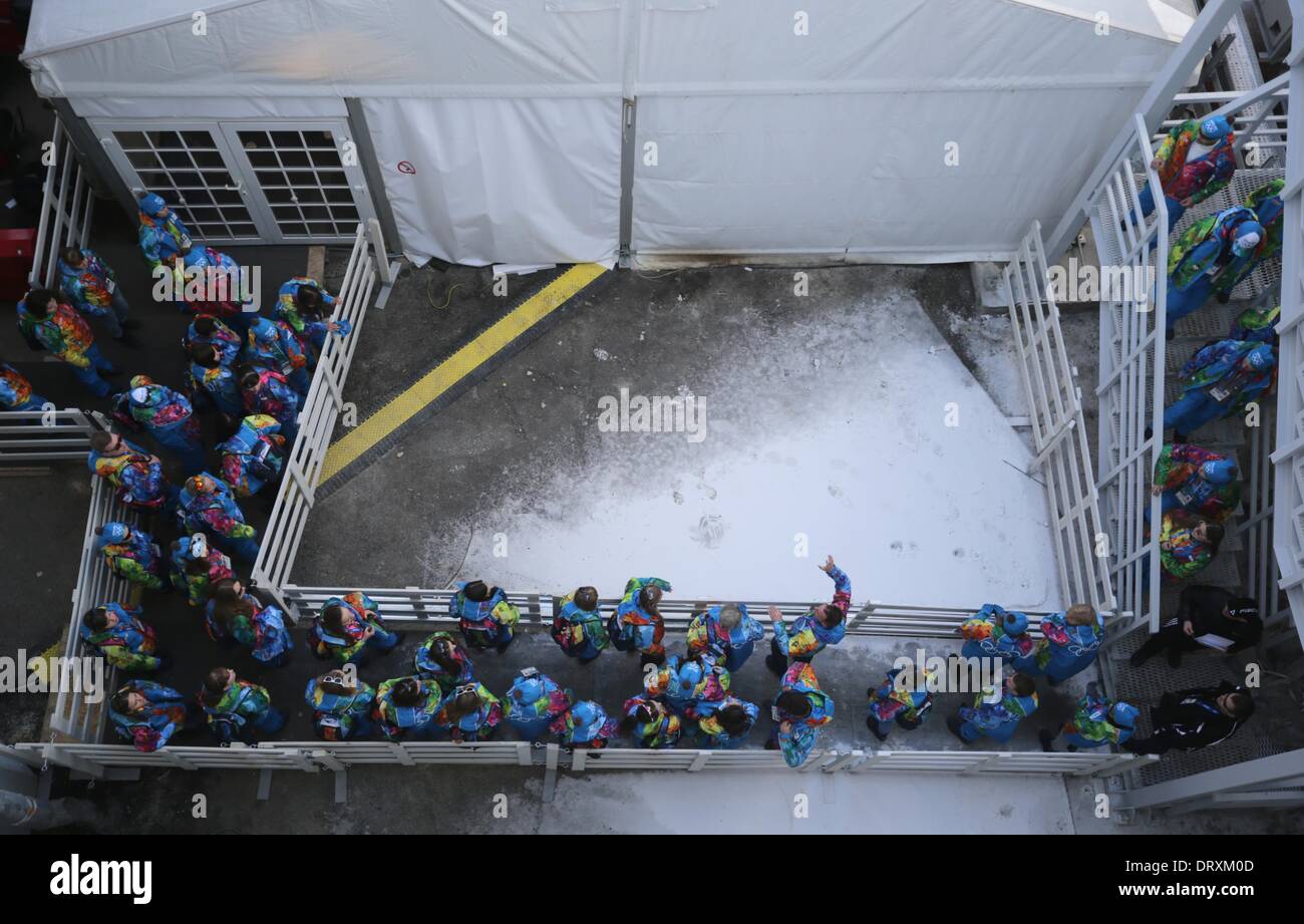 Les bénévoles sont accueillis à l'RusSki Gorki Jumping Centre à l'Jeux olympiques de 2014 à Sotchi, Sotchi, Russie, 04 février 2014. Les Jeux Olympiques d'hiver de 2014 à Sotchi vont de 07 à 23 février 2014. Photo : Kay Nietfeld/dpa Banque D'Images