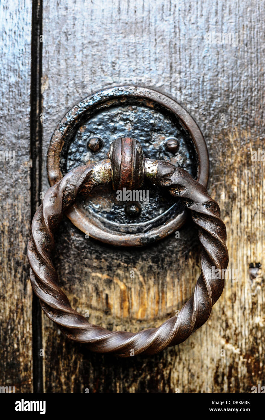 Poignée de porte d'une vieille église à Highworth, Wiltshire. Banque D'Images