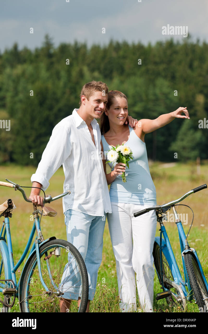 Jeune couple romantique balade avec vieux vélo Banque D'Images