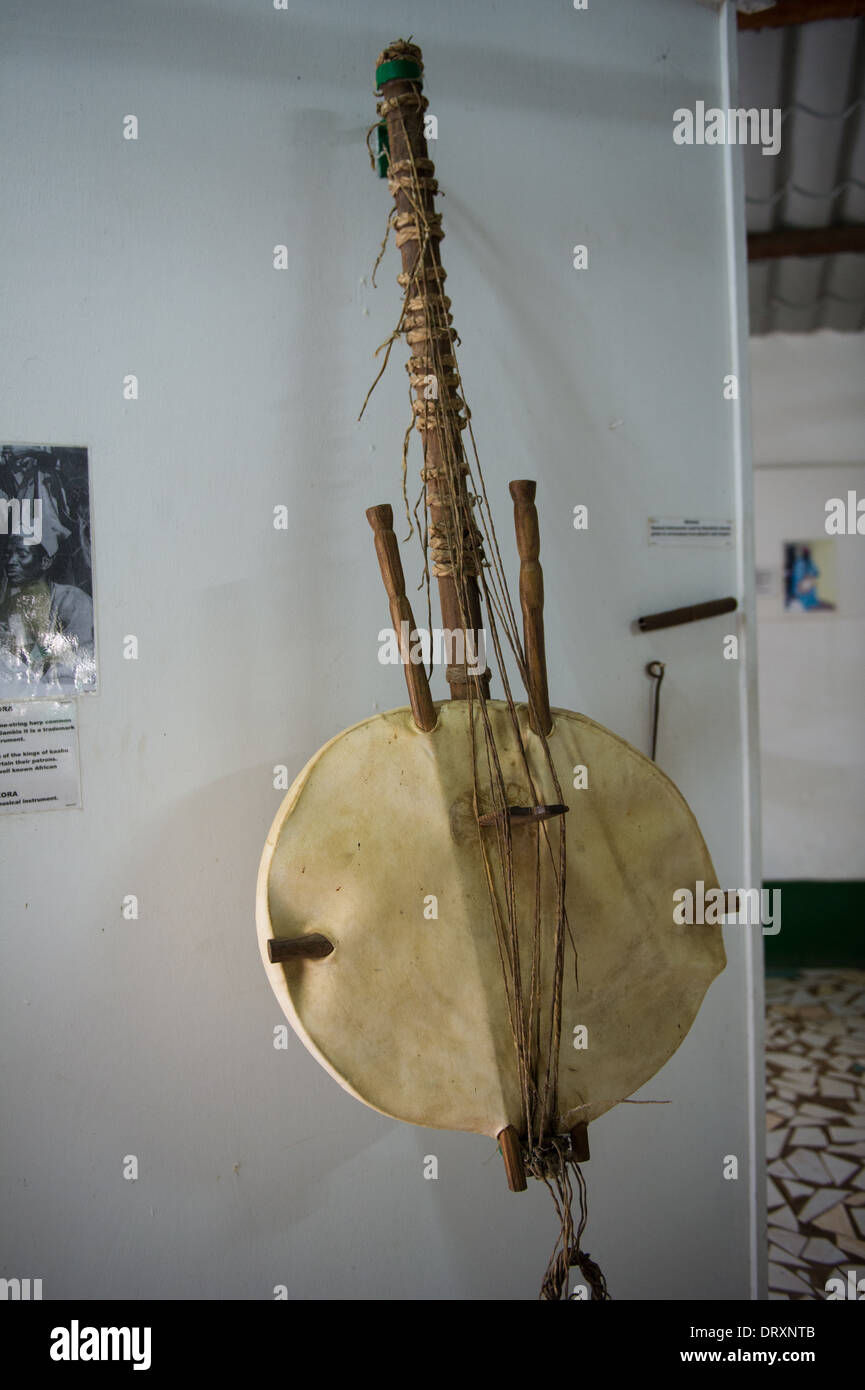 Instrument de musique à Katchikally Crocodile sacré, piscine, Bakau Banjul, Gambie Banque D'Images