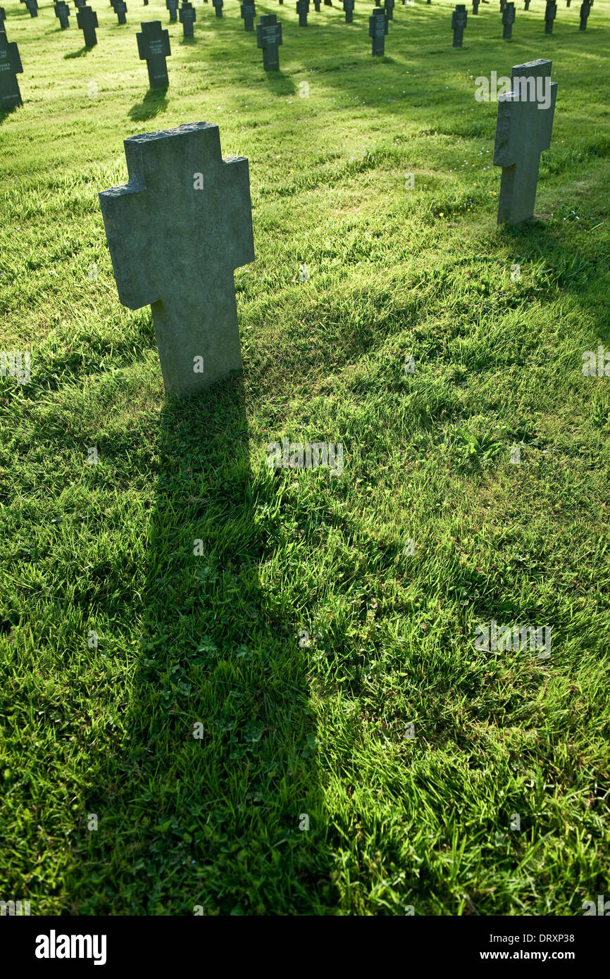 Cemetery pendant le coucher du soleil Banque D'Images