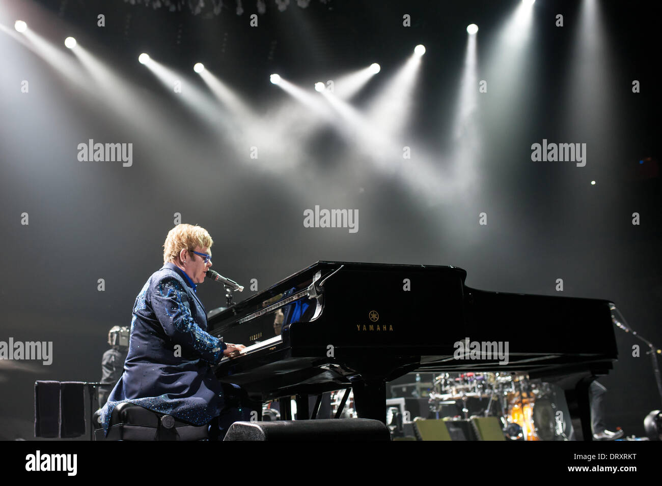 London Ontario, Canada. Le 3 février 2014. Sir Elton John se produit en concert au John Labatt Centre. C'était sa première performance canadienne de sa tournée mondiale 2014. Son dernier concert à Londres a été en 2006 au même endroit. Credit : Mark Spowart/Alamy Live News Banque D'Images