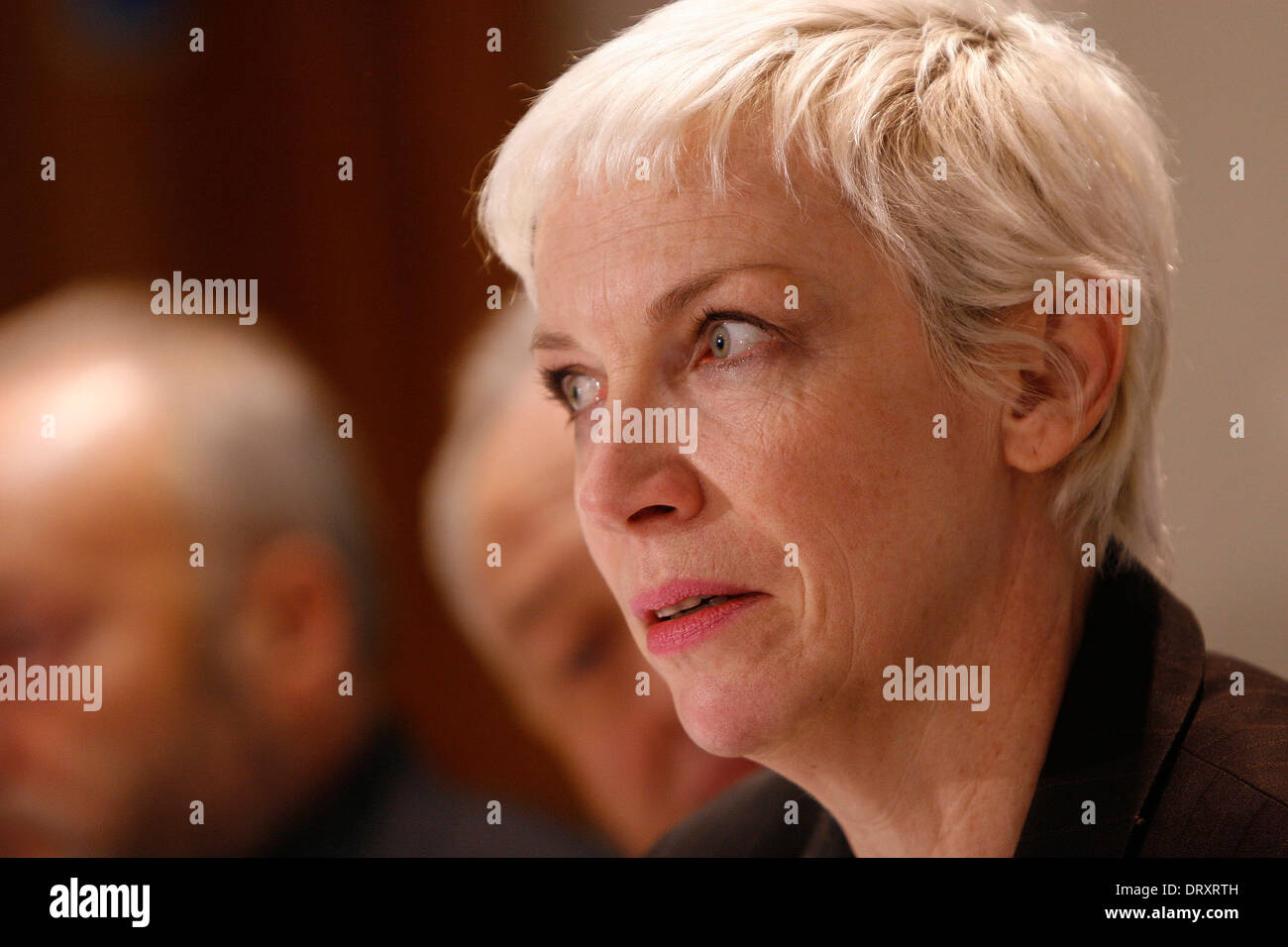 La chanteuse Annie Lennox en larmes à un acte unilatéral à Gaza conférence de presse tenue à Londres Holiday Inn Banque D'Images