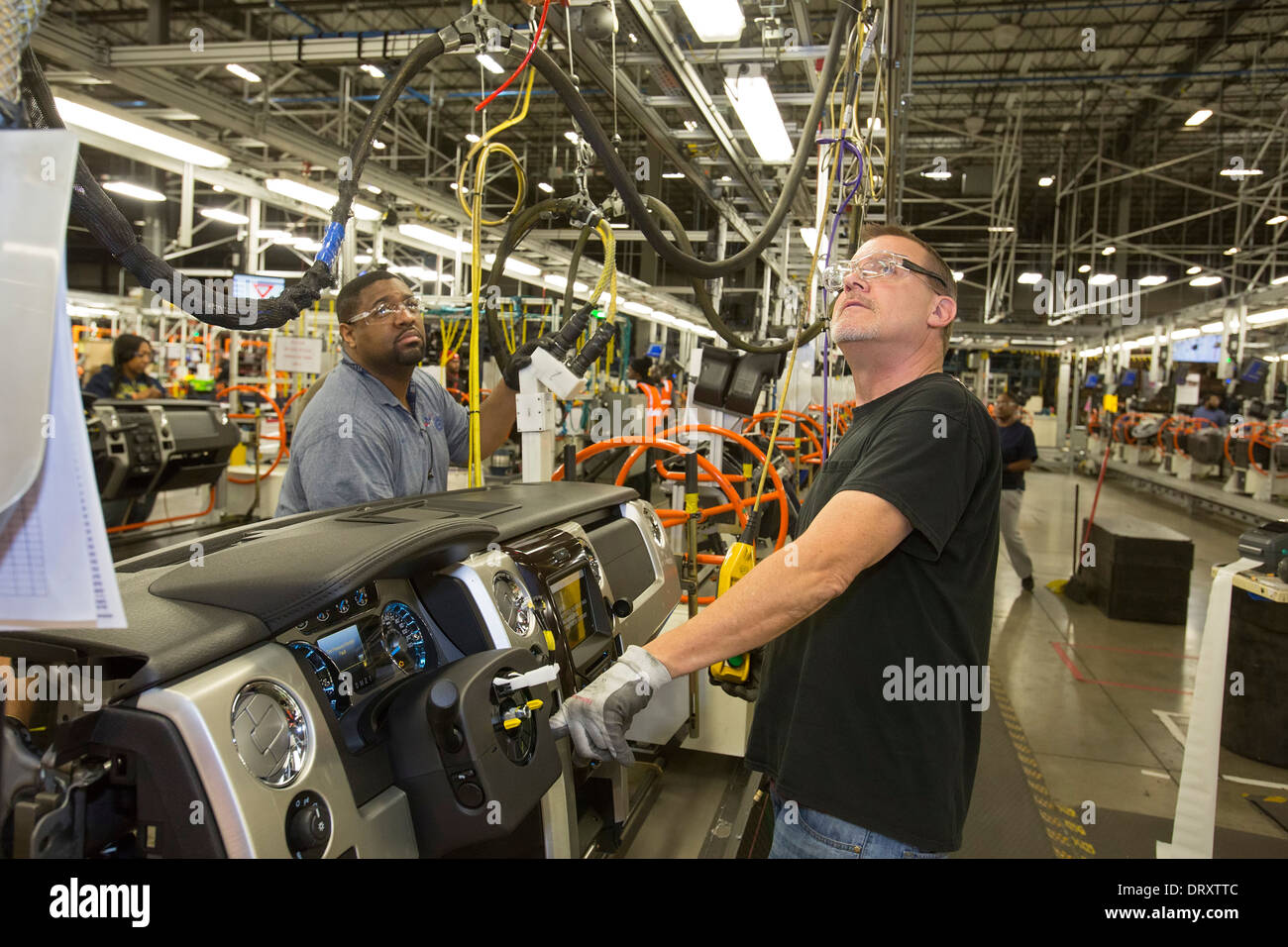Les ouvriers effectuent des tableaux de bord pour les systèmes de fabrication de Ford à Detroit Banque D'Images