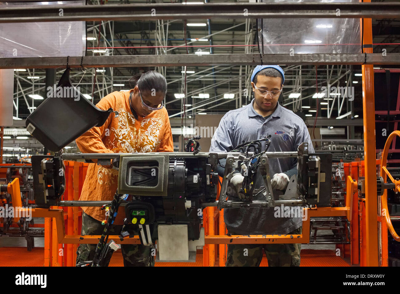Les ouvriers effectuent des tableaux de bord pour les systèmes de fabrication de Ford à Detroit Banque D'Images