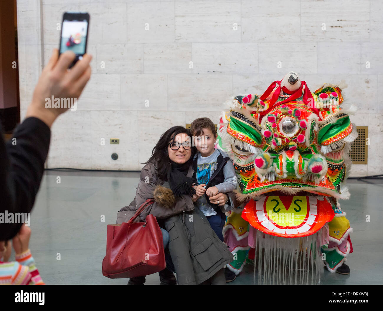 Les gens posent pour des photos avec le lion après une danse du lion Style du Sud classique pour le Nouvel An chinois Banque D'Images