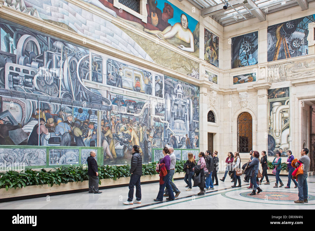 Detroit, Michigan - un guide raconte les visiteurs sur Diego Rivera's Detroit 'Industrie' murales au Detroit Institute of Arts. Banque D'Images