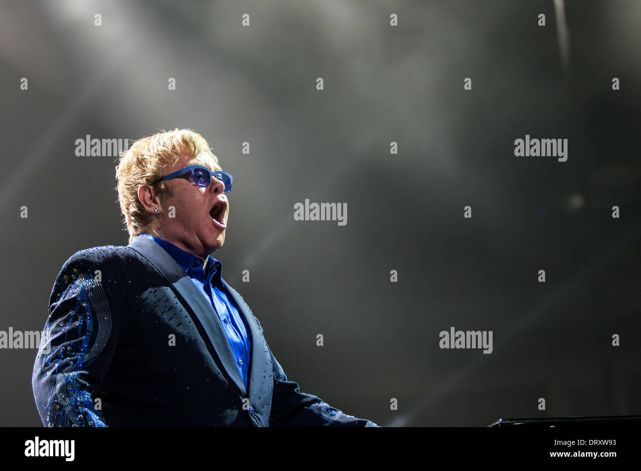 London Ontario, Canada. Le 3 février 2014. Sir Elton John se produit en concert au John Labatt Centre. C'était sa première performance canadienne de sa tournée mondiale 2014. Son dernier concert à Londres a été en 2006 au même endroit. Credit : Mark Spowart/Alamy Live News Banque D'Images
