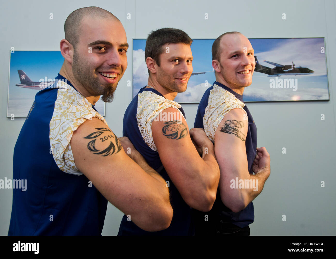 République tchèque bobeurs (L-R) Dominik Suchy, Jan Vrba et Michal Vacek montrent leur tatouage olympique, dans la deuxième partie de l'équipe de sport en République tchèque quitte pour les Jeux Olympiques d'hiver à Sotchi à l'aéroport de Kbely, Prague, République tchèque, le mardi 4 février 2014. (CTK Photo/Vit Simanek) Banque D'Images