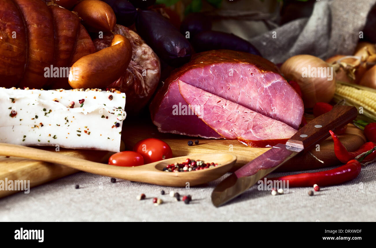 La viande fumée et les saucisses sur un tissu en lin Banque D'Images