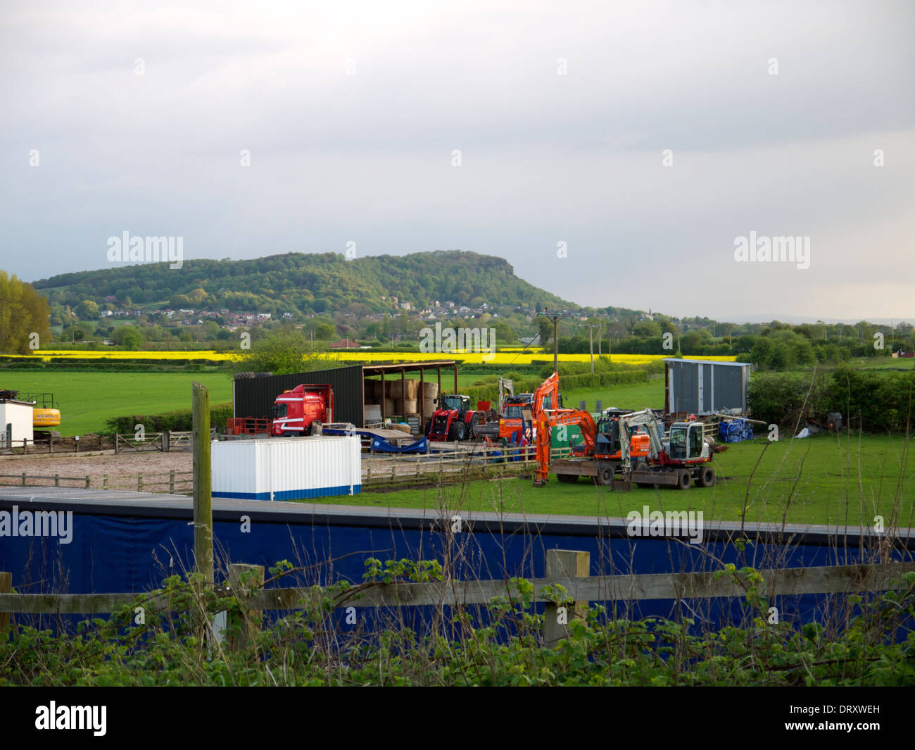 Dans le champ de l'équipement agricole avec une colline en arrière-plan Banque D'Images