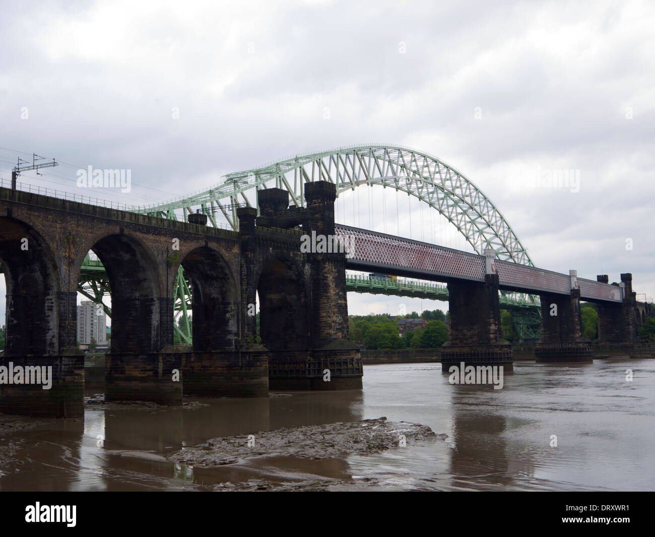 Runcorn et Widnes ponts routiers et ferroviaires Banque D'Images