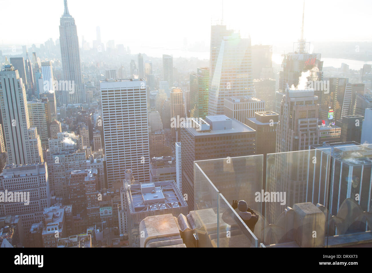 Un homme regarde la vue du haut de la roche plate-forme d'observation, le Rockefeller Center, NEW YORK CITY Banque D'Images