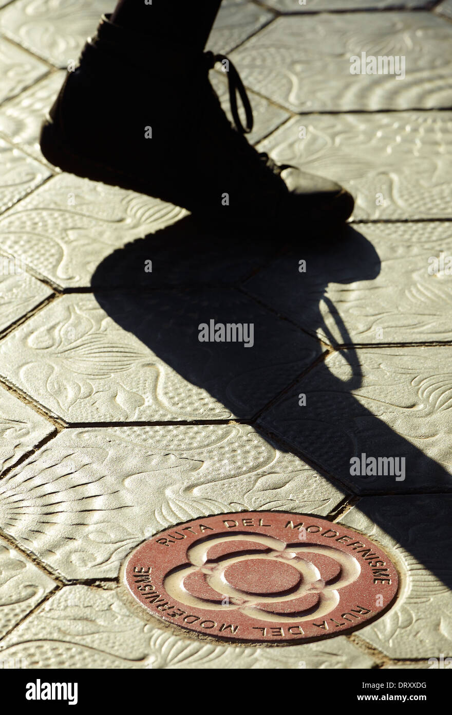 Route du Modernisme de Gaudí signe sur le pavage en pierre design à l'avenue Passeig de Gracia. Barcelone. La Catalogne. Espagne Banque D'Images