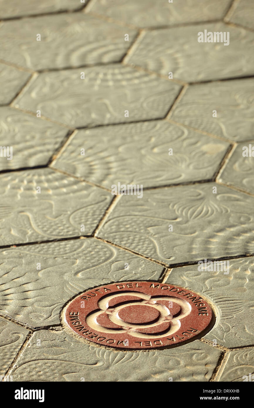 Route du Modernisme de Gaudí signe sur le pavage en pierre design à l'avenue Passeig de Gracia. Barcelone. La Catalogne. Espagne Banque D'Images