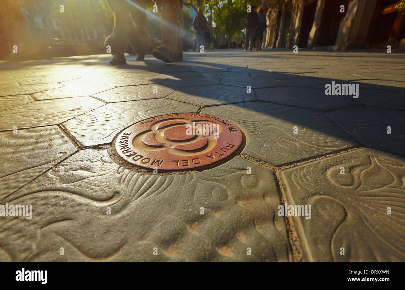Route du Modernisme de Gaudí signe sur le pavage en pierre design à l'avenue Passeig de Gracia. Barcelone. La Catalogne. Espagne Banque D'Images