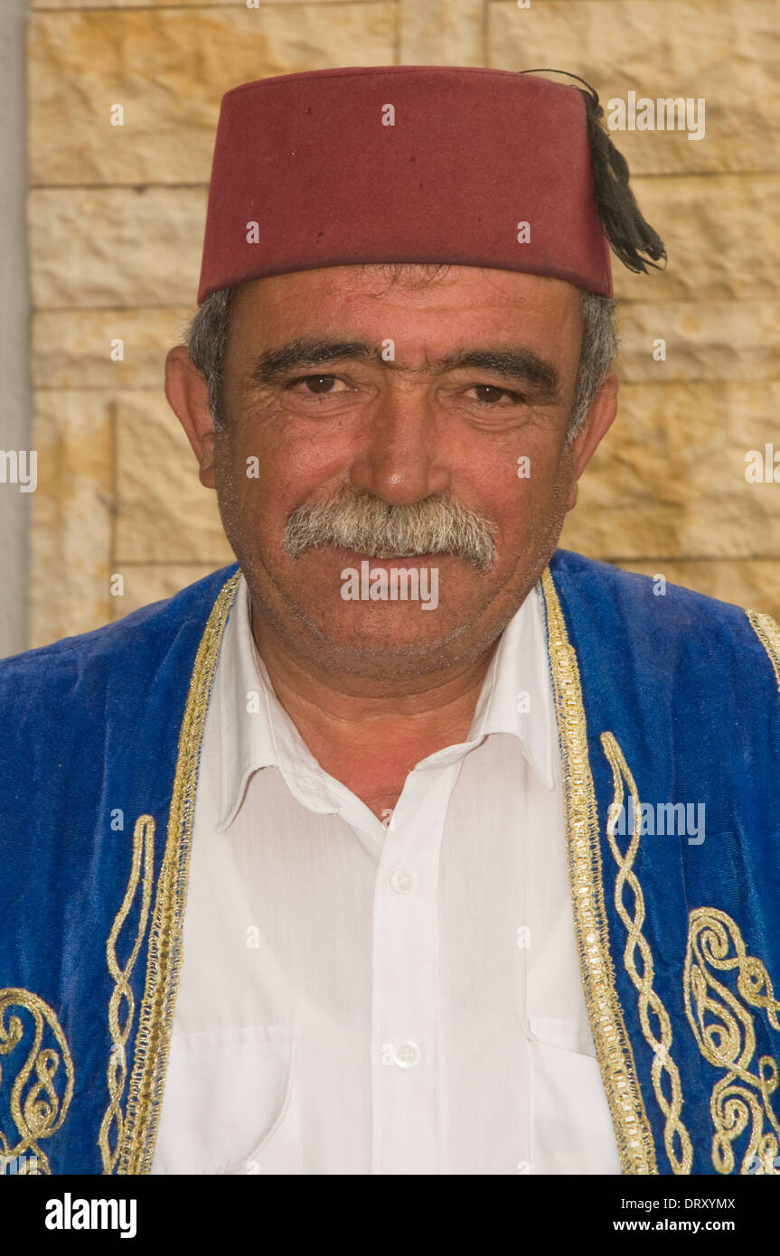 L'Asie, la Turquie, la Cappadoce, Avanos, l'homme à fez et robe traditionnelle Banque D'Images