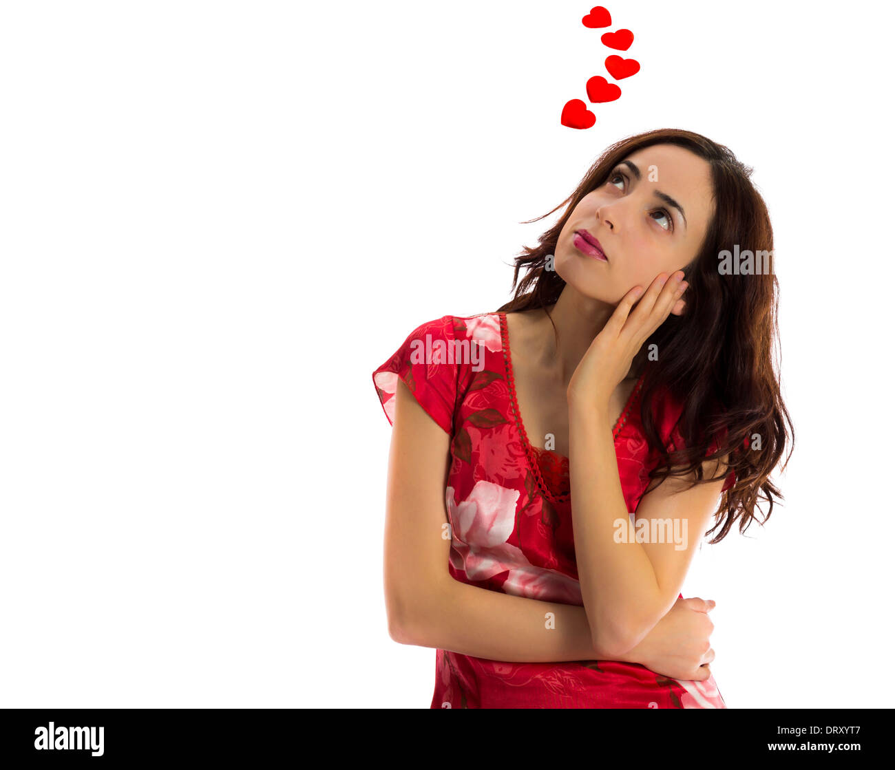 Jeune Femme rêvant d'amour avec des cœurs battant autour d'elle pour la Saint-Valentin et l'amour concept Banque D'Images