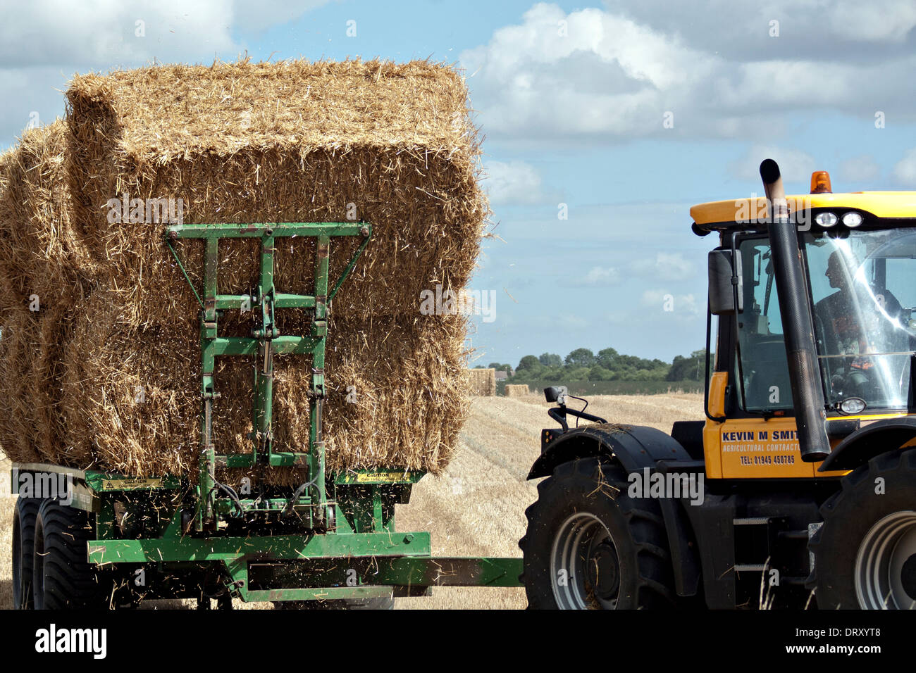 JCB tracteur Fast Trak au travail la collecte des balles de foin - fermer cropped view Banque D'Images