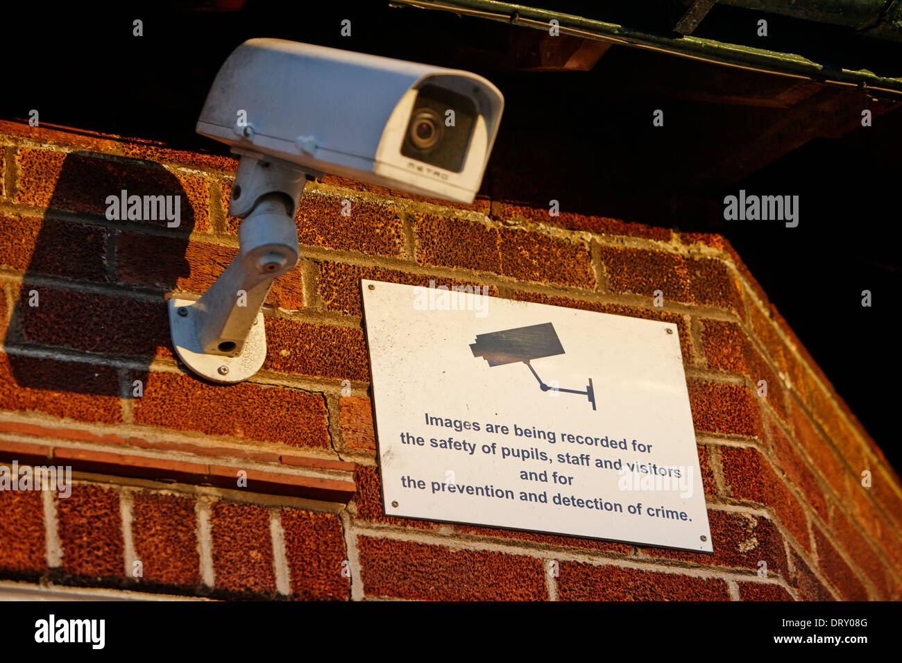 Caméra de surveillance et d'avertissement sur l'avis d'un mur d'école Banque D'Images