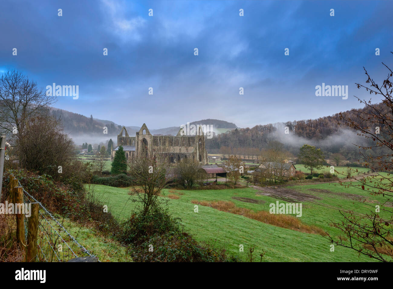 Abbaye de TINTERN DANS LA VALLÉE DE LA WYE WITH WINTER MIST SUR LA RIVIÈRE WYE DANS MONMOUTHSHIRE AU PAYS DE GALLES UK Banque D'Images