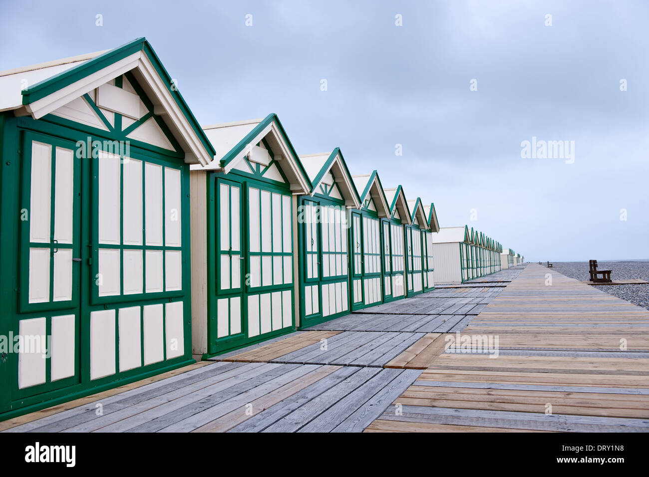 Longue rangée de cabines de plage en bois Banque D'Images