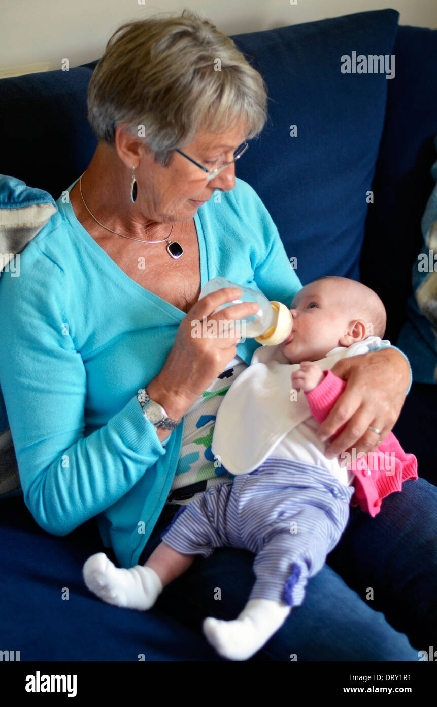 Grand-mère nourrir bébé Banque D'Images
