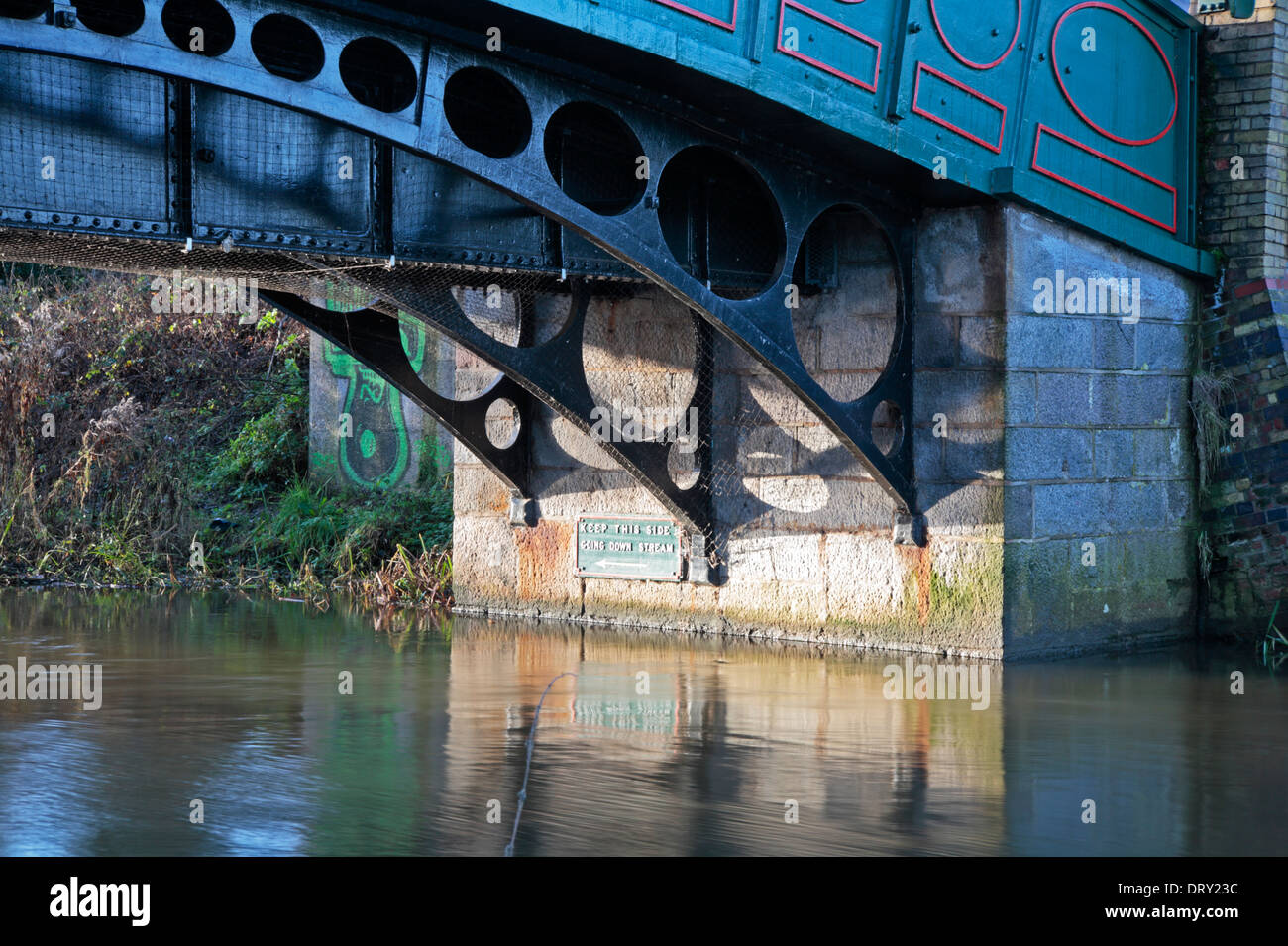 Détail de pont routier sur la rivière Wensum à Hellesdon, Norfolk, Angleterre, Royaume-Uni. Banque D'Images