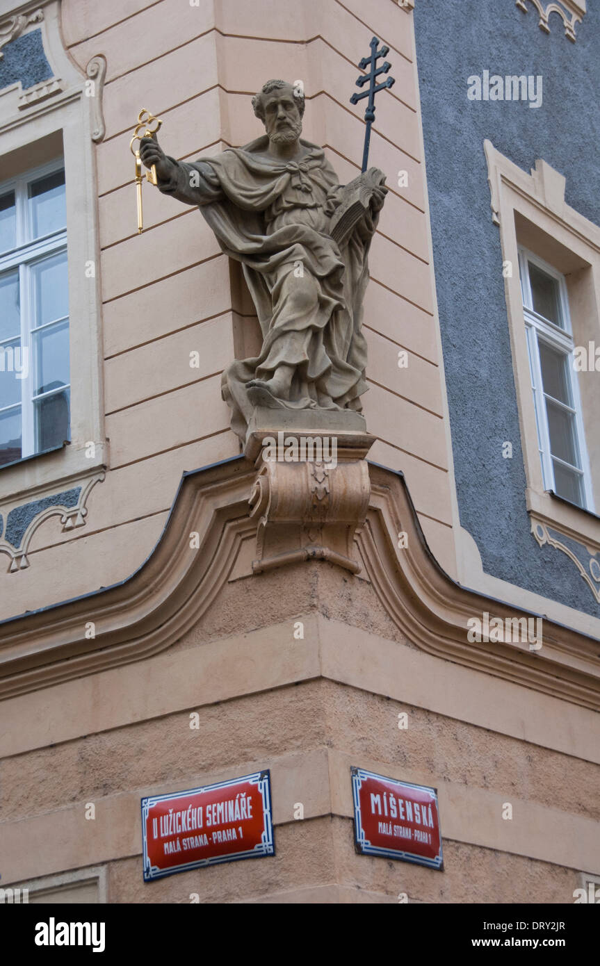 Sculpture sur coin de rue, immeuble, Prague Banque D'Images
