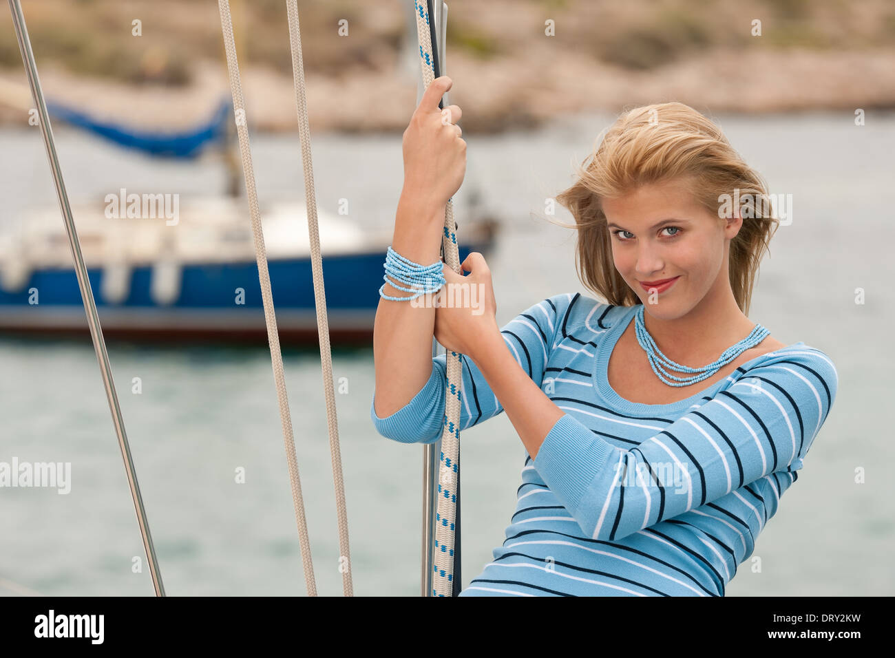 Jeune femme blonde sur bateau à voile Banque D'Images