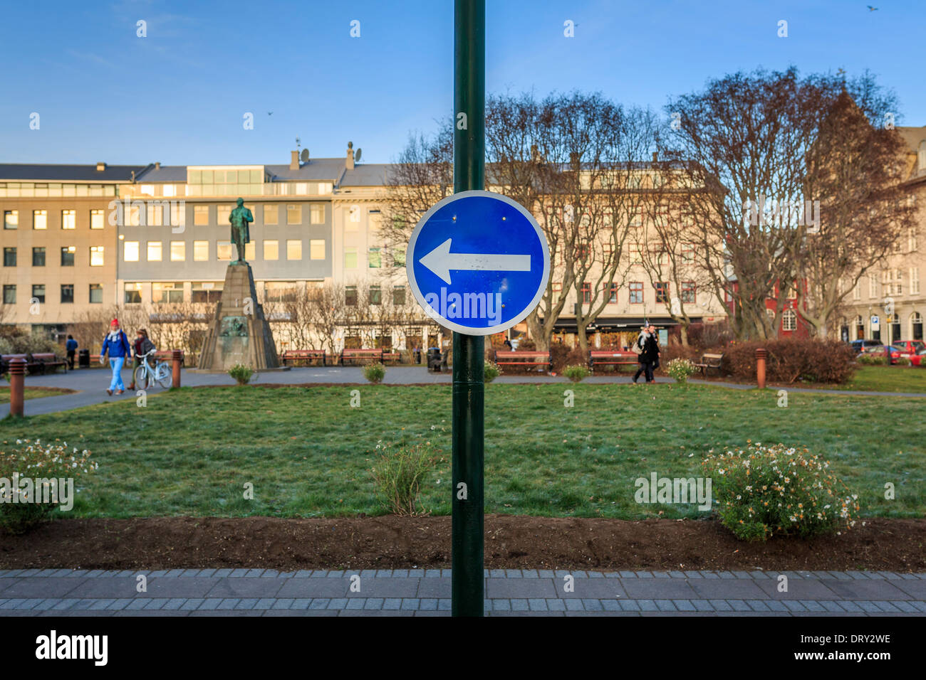 Panneau de circulation flèche sur post, Reykjavik, Islande Banque D'Images