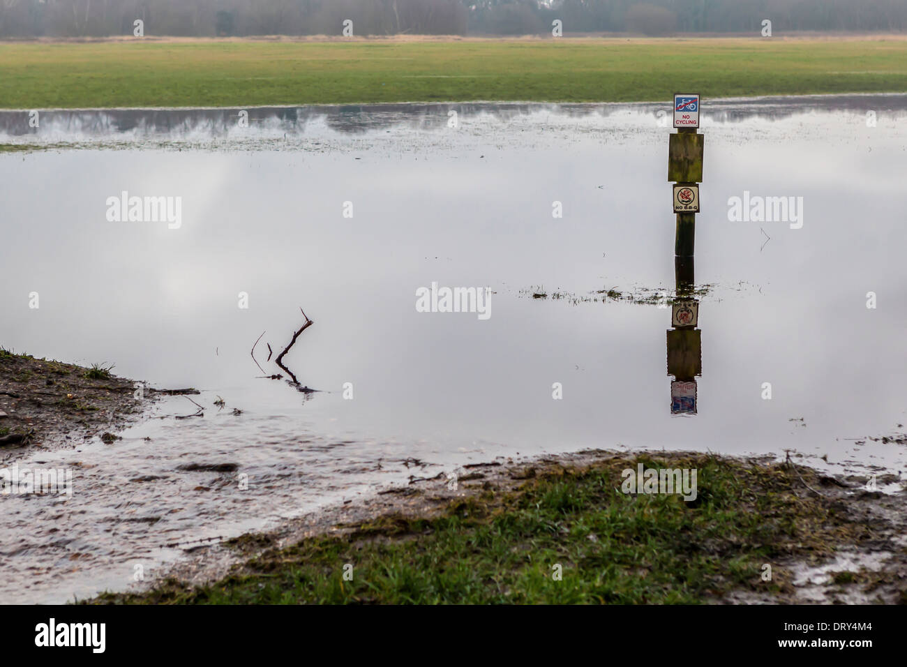 'Pas de vélo' et 'non' BBQ ouvrir l'eau d'inondation au parc inondé après de fortes pluies de l'hiver - Wimbledon Common, England, UK Banque D'Images