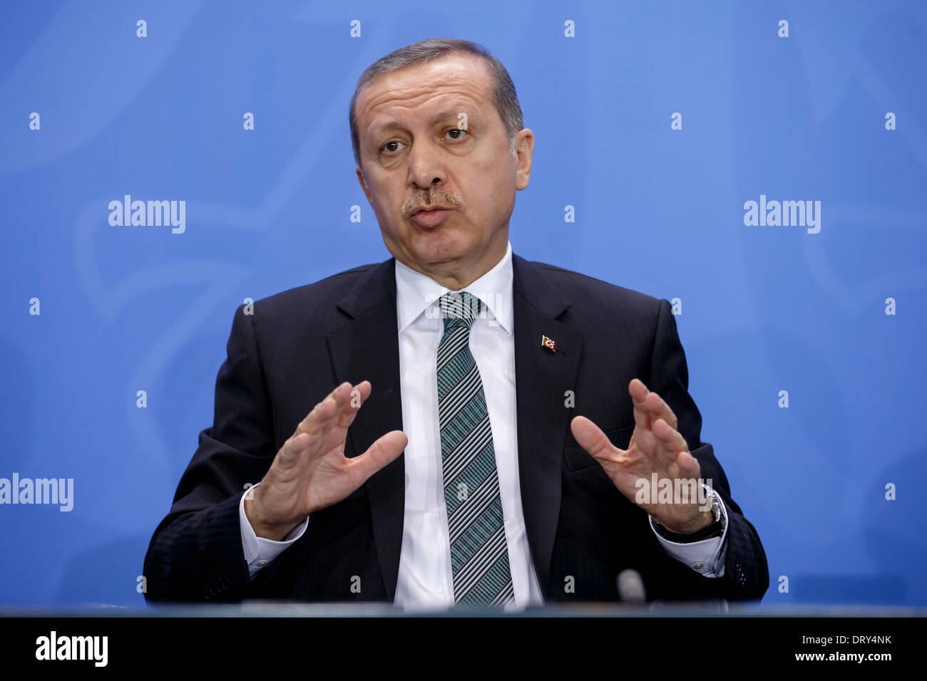 Berlin, Allemagne. Hermann04th, 2014. La chancelière allemande Angela Merkel se félicite le Premier ministre turc Recep Tayyip Erdogan pour un échange de vues à la Chancellerie fédérale. L'objectif de la conversation commune est les relations bilatérales et les questions d'actualité internationale, comme la Syrie. Après la réunion, ils donnent une conférence de presse conjointe à la chancellerie à Berlin. / Photo:Le Premier ministre turc Recep Erdogan. Credit : Reynaldo Chaib Paganelli/Alamy Live News Banque D'Images