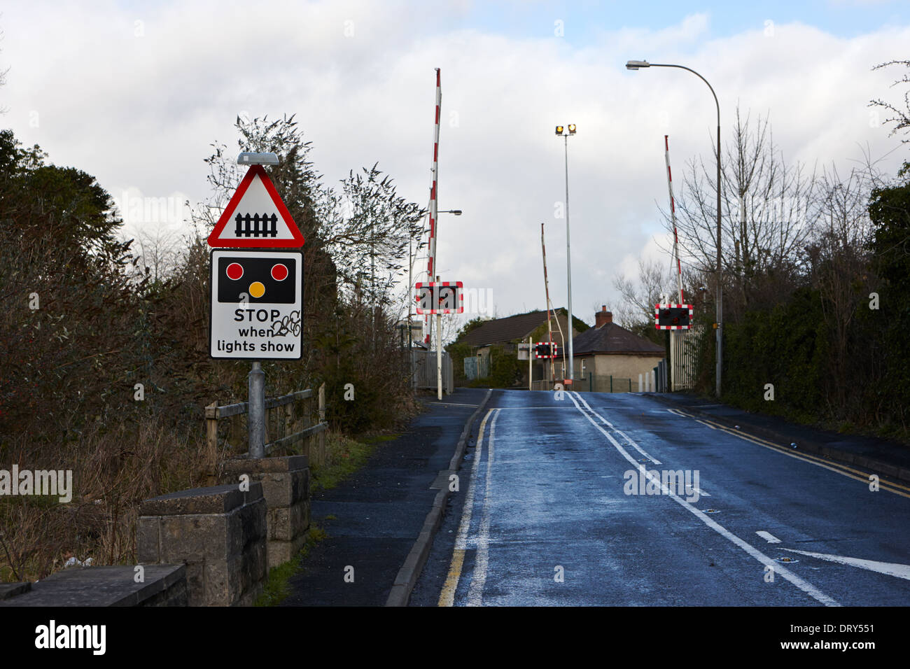 L'approche des panneaux d'avertissement de passage à niveau local petite route dunmurry Belfast Royaume-Uni Banque D'Images