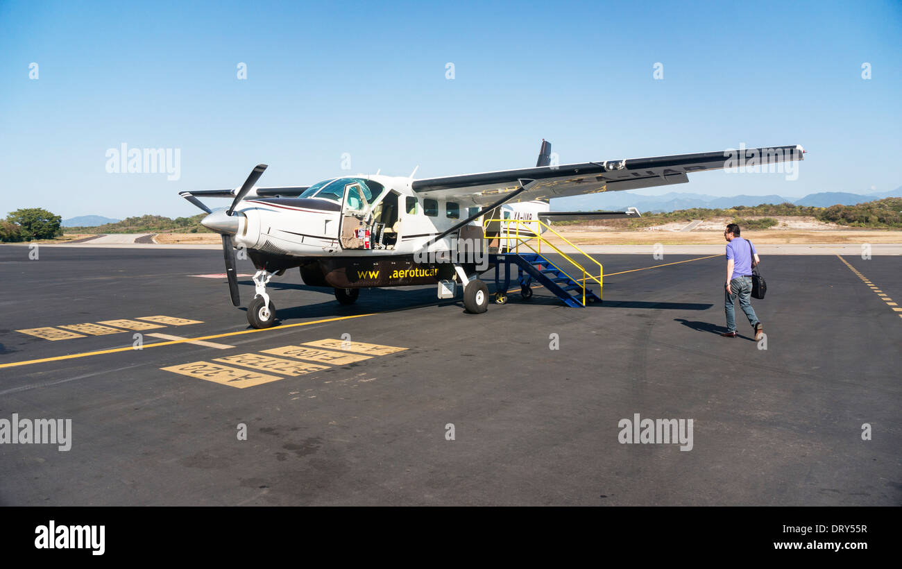 L'embarquement de passagers Aerotucan Cessna monomoteur avion turbopropulseur assis sur le bitume pour le vol sur les montagnes de Huatulco à Oaxaca Banque D'Images