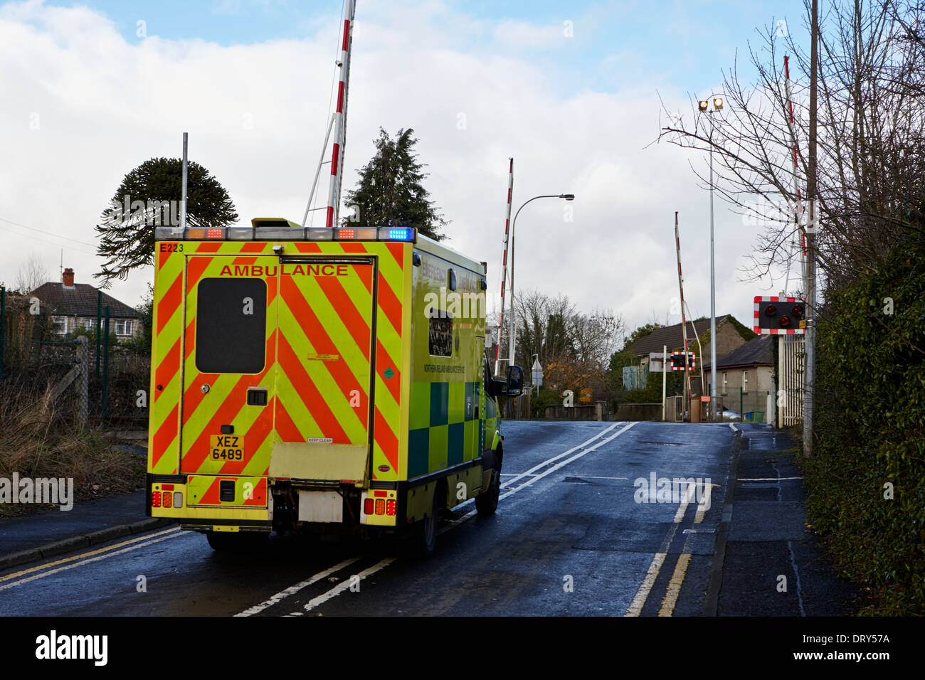 Oncall ambulance approcher road petit passage à niveau local dunmurry Belfast Royaume-Uni Banque D'Images