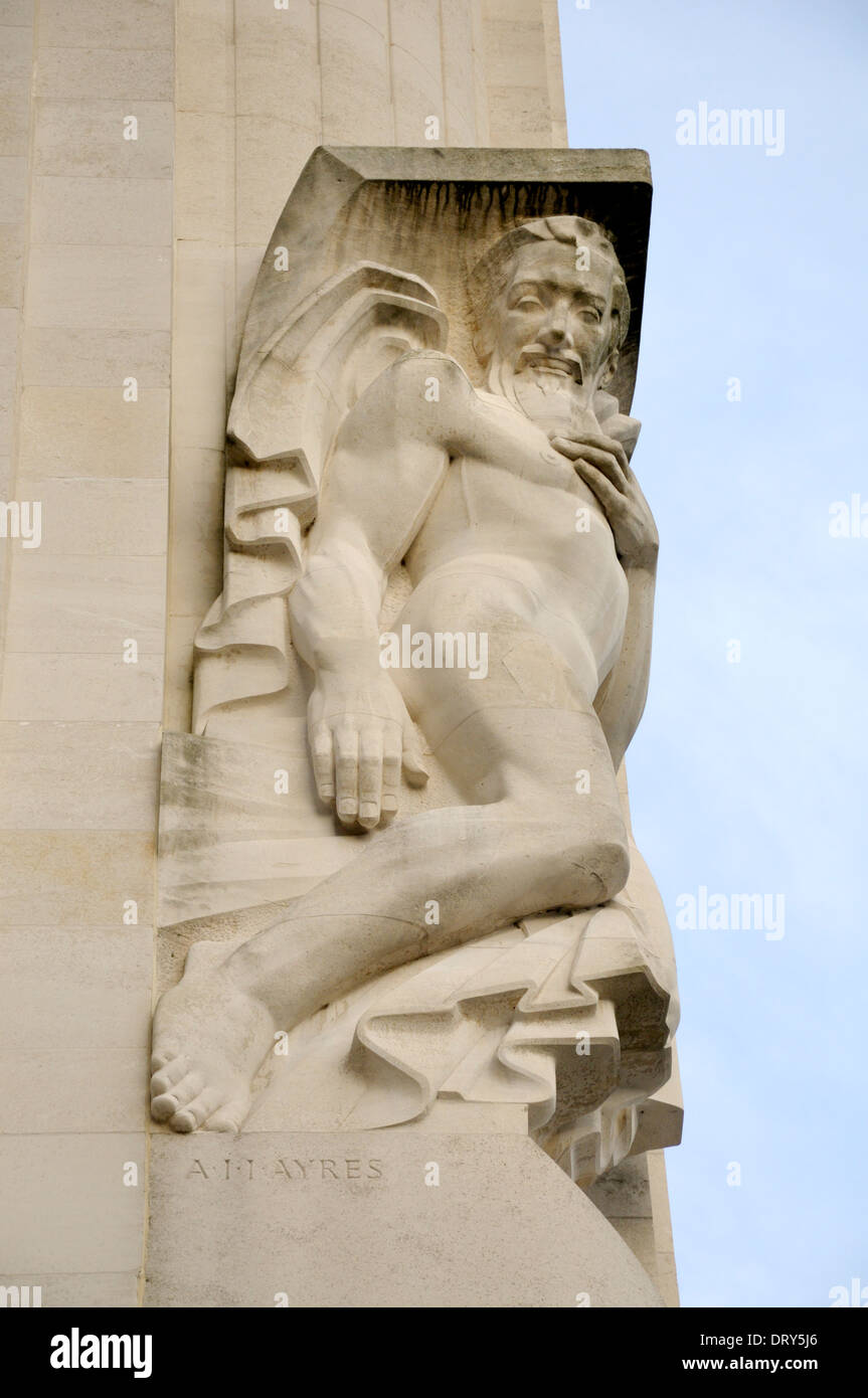 Londres, Angleterre, Royaume-Uni. Adelphi Bâtiment - architecture Art Déco des années 1930. Statue allégorique 'Contemplation' (par Arthur J J'Ayres) Banque D'Images