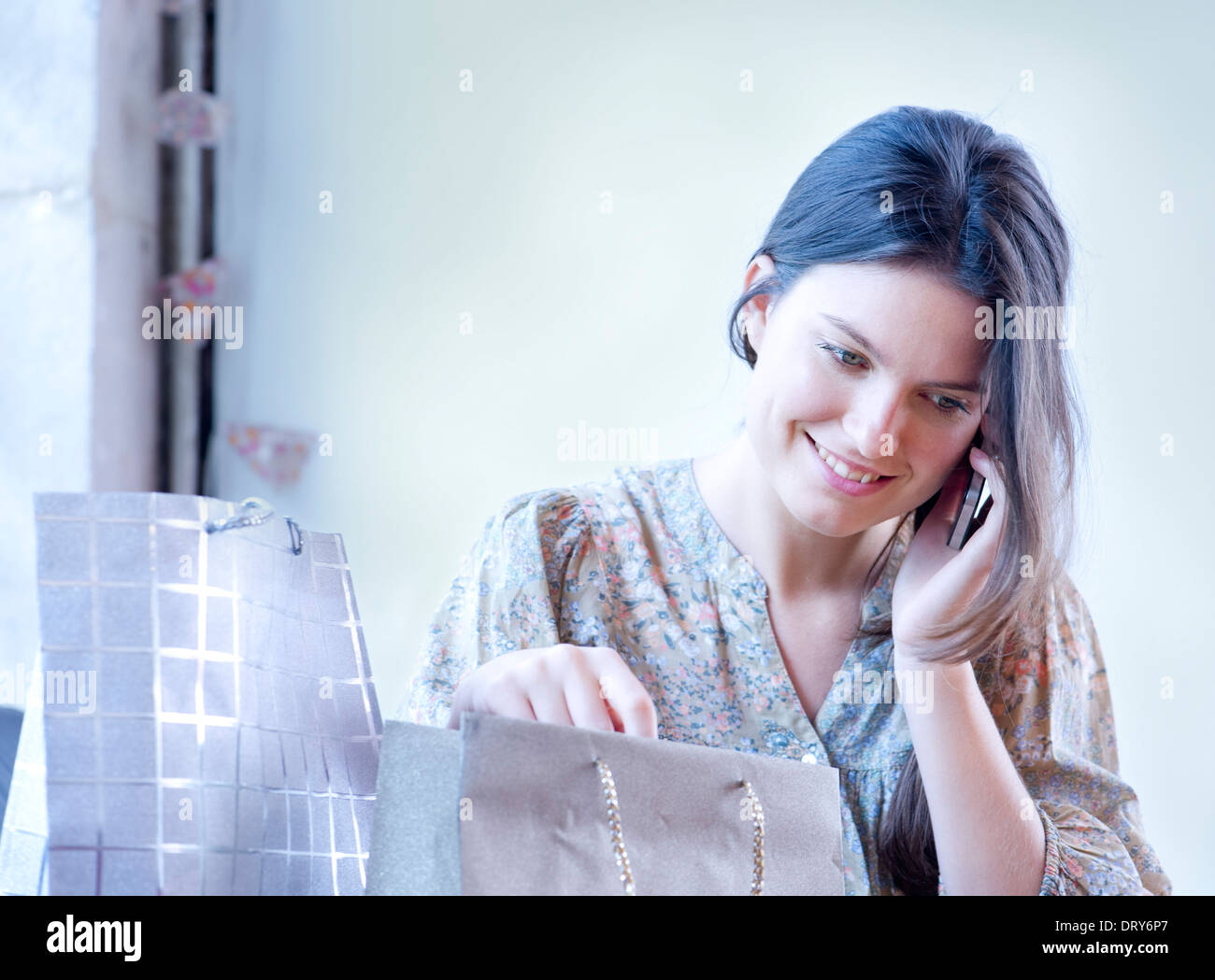Young woman using cell phone pour appel Banque D'Images