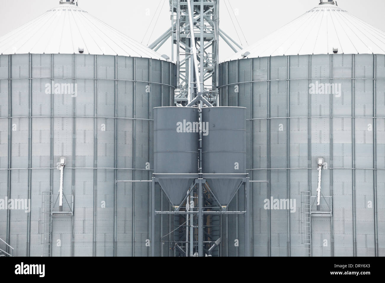 De l'extérieur des silos de stockage couverts par la neige en hiver Banque D'Images