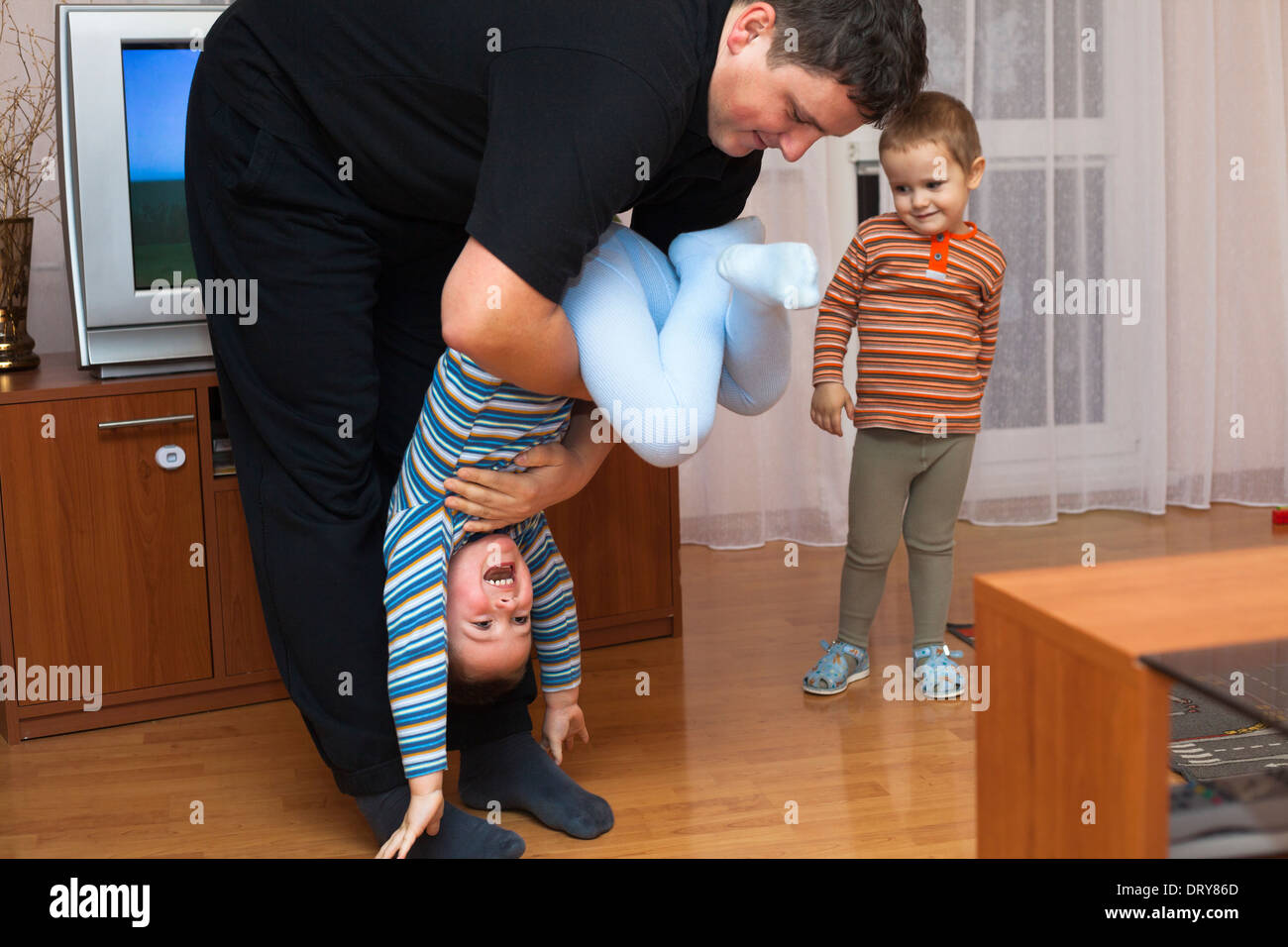 Heureux père jouant avec son enfant garçon à la maison Banque D'Images