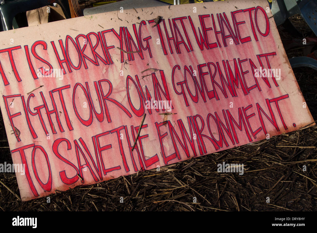 Manchester, Barton Moss, UK. 4 Février, 2014. "Il est terrifiant que nous devons lutter contre notre propre gouvernement pour sauver l'environnement" au site de forage de l'IGAS, opération de maintien de l'agglomération de Manchester à Barton Moss Site de forage comme Cuadrilla, comme l'une des entreprises de l'énergie dans l'espoir d'exploiter les ressources de gaz de schiste du Royaume-Uni, annonce deux nouveaux sites d'exploration dans le Lancashire. ... Pour le forage et fracturation dans deux sites à Roseacre Bois et peu d'Hôtel Lutetia. Credit : Mar Photographics/Alamy Live News. Banque D'Images