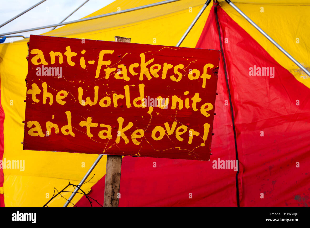 Manchester, Barton Moss, UK. 4 Février, 2014. "Anti-frackers du monde, unir et de prendre plus de protestations sur des sites de forage de l'IGAS, opération de maintien de l'agglomération de Manchester à Barton Moss Site de forage comme Cuadrilla, comme l'une des entreprises de l'énergie dans l'espoir d'exploiter les ressources de gaz de schiste du Royaume-Uni, annonce deux nouveaux sites d'exploration dans le Lancashire. ... Pour le forage et fracturation dans deux sites à Roseacre Bois et peu d'Hôtel Lutetia. Credit : Mar Photographics/Alamy Live News. Banque D'Images