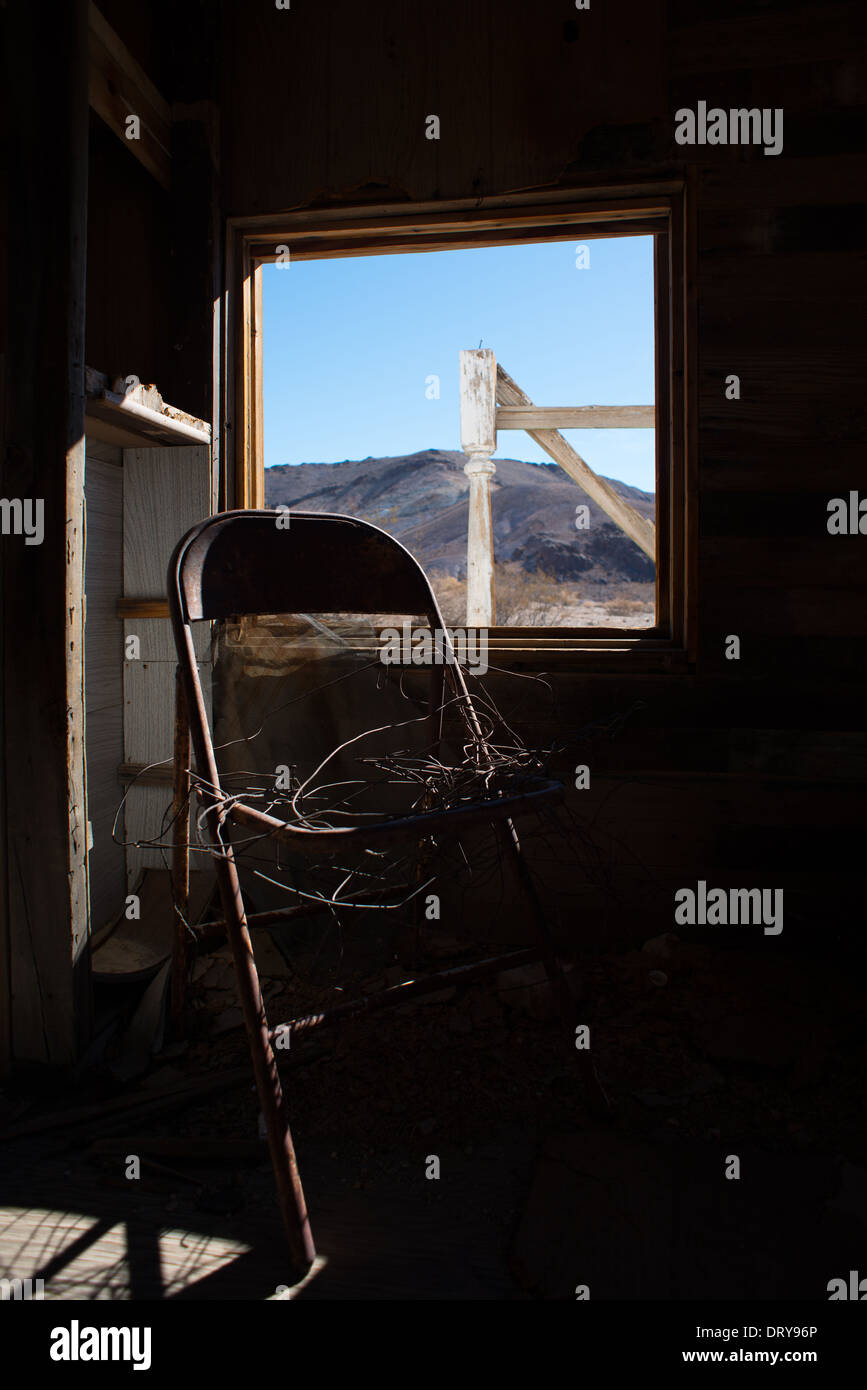 Vieille chaise dans maison abandonnée et journée ensoleillée à travers la fenêtre dans le désert (prises en rhyolite, ville abandonnée dans la vallée de la mort) Banque D'Images