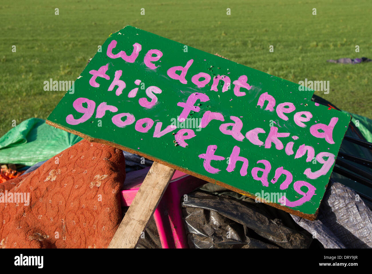 Manchester, Barton Moss, UK. 4 Février, 2014. "Nous n'avons pas besoin de cette rainure fracturation thang' protestations sur le site de forage de l'IGAS, opération de maintien de l'agglomération de Manchester à Barton Moss Site de forage comme Cuadrilla, comme l'une des entreprises de l'énergie dans l'espoir d'exploiter les ressources de gaz de schiste du Royaume-Uni, annonce deux nouveaux sites d'exploration dans le Lancashire. ... Pour le forage et fracturation dans deux sites à Roseacre Bois et peu d'Hôtel Lutetia. Credit : Mar Photographics/Alamy Live News. Banque D'Images